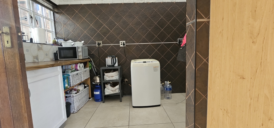 5 Bedroom Property for Sale in Middedorp Western Cape